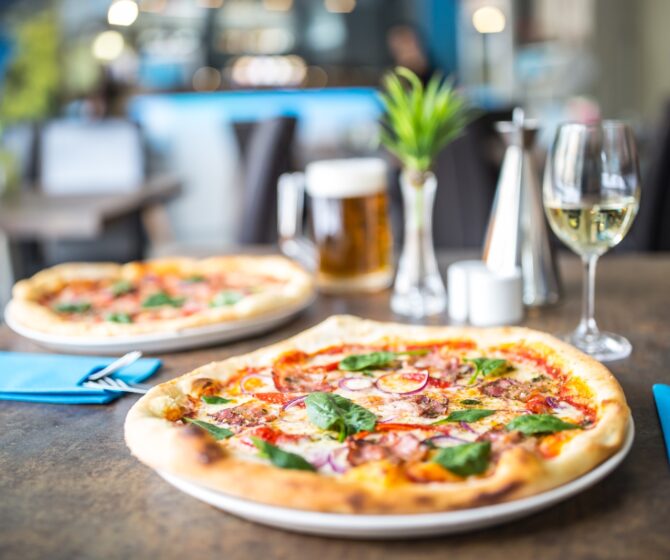 Sfeerafbeelding pizza met wijn