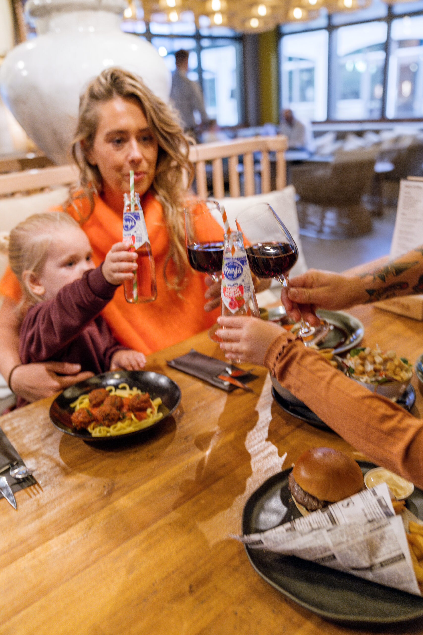 Sfeerafbeelding kindvriendelijke restaurants bij Parc Sandur
